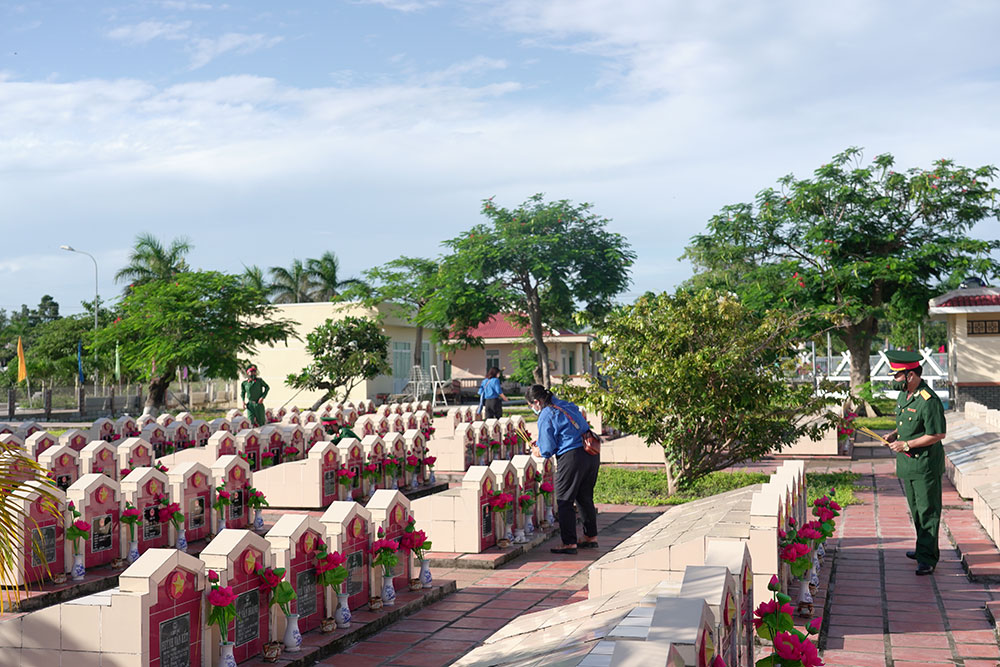 Lãnh đạo tỉnh viếng Nghĩa trang liệt sĩ tỉnh nhân kỷ niệm 74 năm ngày Thương binh - Liệt sĩ 27-7