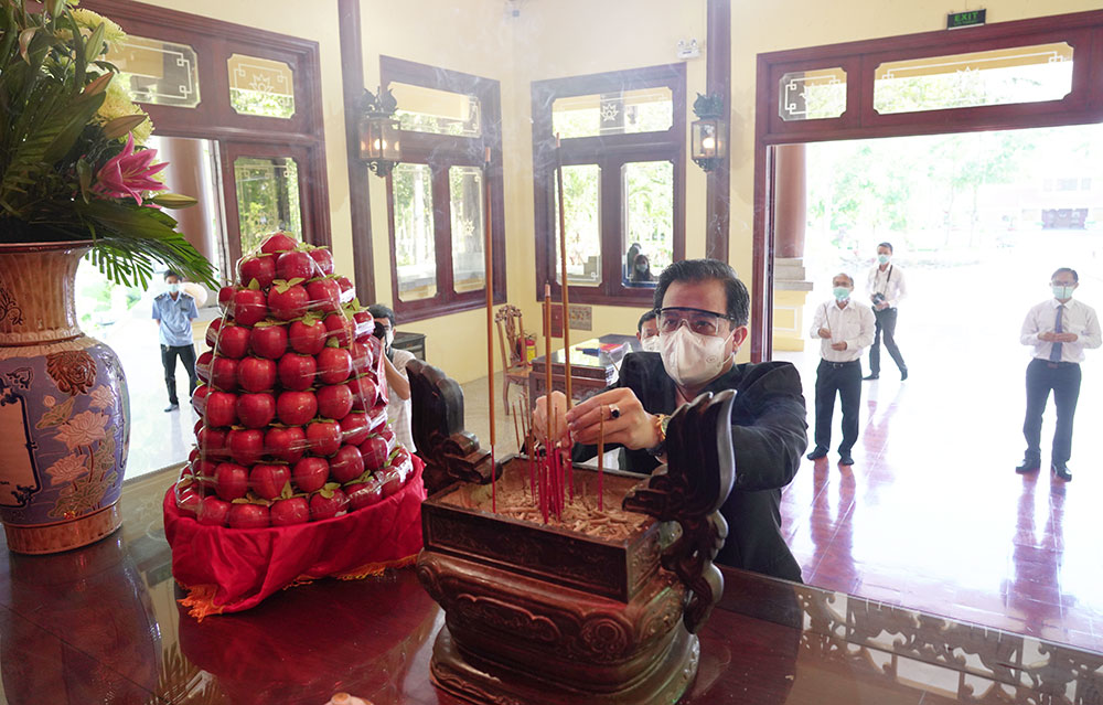 Lãnh đạo tỉnh viếng Nghĩa trang liệt sĩ tỉnh nhân kỷ niệm 74 năm ngày Thương binh - Liệt sĩ 27-7