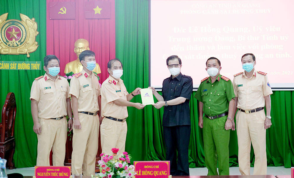 Lực lượng Cảnh sát đường thủy đoàn kết, nỗ lực đảm bảo an ninh trật tự, an ninh biên giới gắn chặt kiểm soát dịch bệnh COVID-19