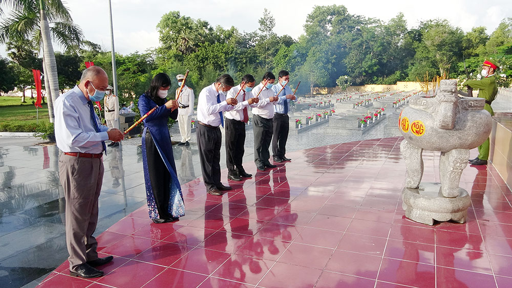 Lãnh đạo tỉnh viếng Nghĩa trang liệt sĩ tỉnh nhân kỷ niệm 74 năm ngày Thương binh - Liệt sĩ 27-7