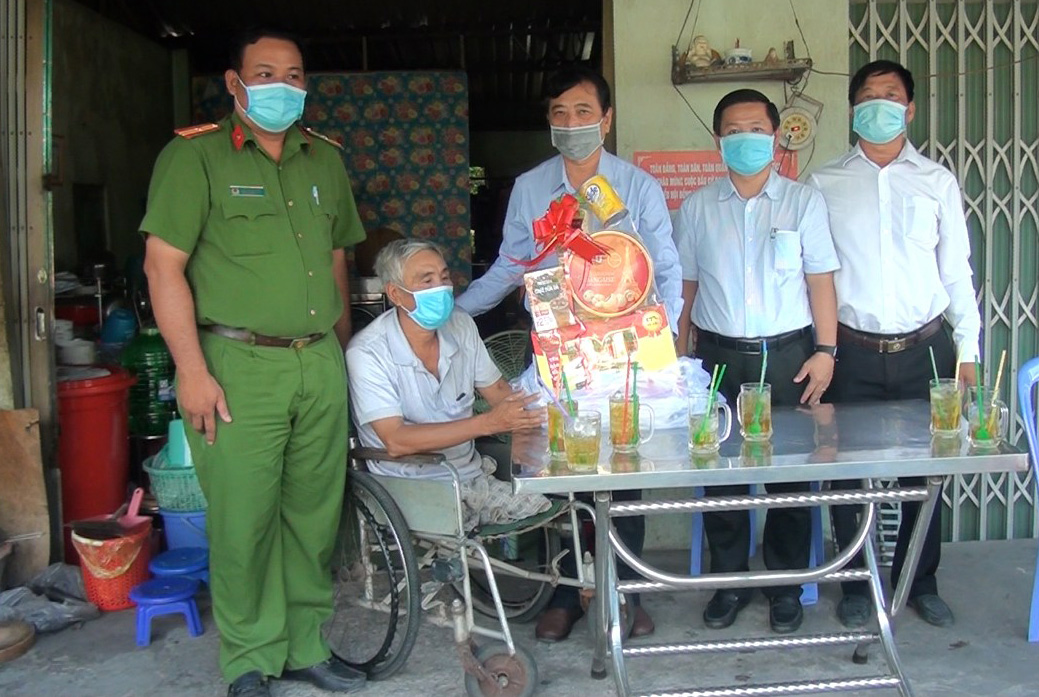 Chợ Mới tổ chức nhiều hoạt động "Đền ơn đáp nghĩa", tri ân các Anh hùng liệt sĩ
