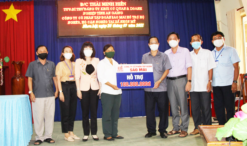 Bí thư Đảng ủy Khối Cơ quan và Doanh nghiệp An Giang cùng các đơn vị tài trợ trao tiền hỗ trợ người dân huyện Chợ Mới phòng, chống dịch COVID-19