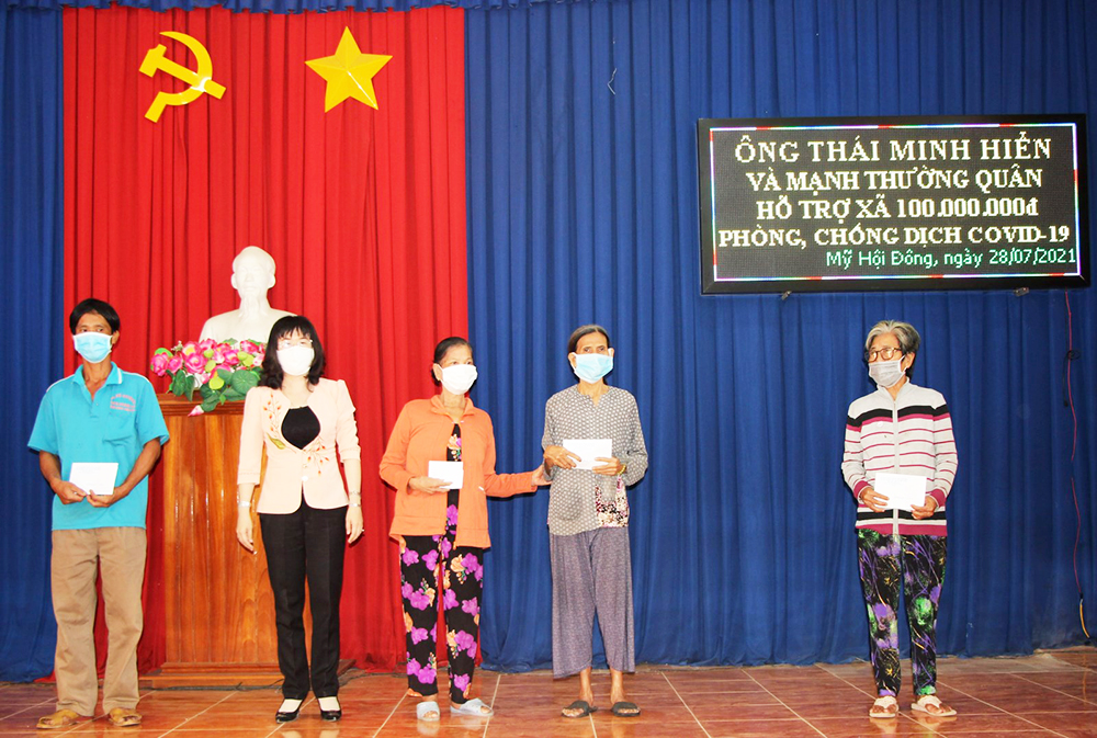 Bí thư Đảng ủy Khối Cơ quan và Doanh nghiệp An Giang cùng các đơn vị tài trợ trao tiền hỗ trợ người dân huyện Chợ Mới phòng, chống dịch COVID-19