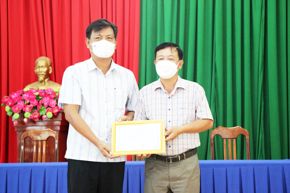 Bí thư Đảng ủy Khối Cơ quan và Doanh nghiệp An Giang cùng các đơn vị tài trợ trao tiền hỗ trợ người dân huyện Chợ Mới phòng, chống dịch COVID-19