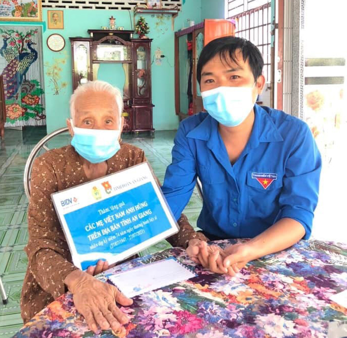 BIDV chi nhánh An Giang thăm, tặng quà các mẹ Việt Nam Anh hùng nhân kỷ niệm 74 năm ngày Thương binh - Liệt sĩ