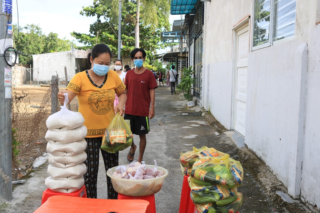 Công an TP. Long Xuyên trao quà cho các hộ dân sống ở nhà trọ