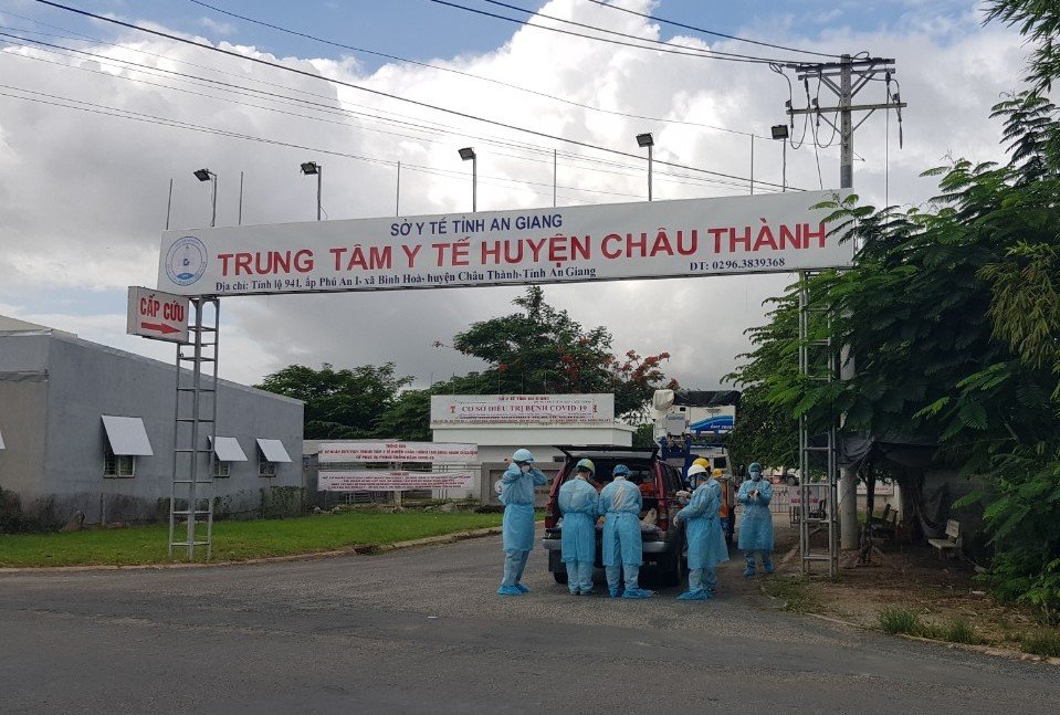 Đội Hotline Công ty Điện lực An Giang thi công, bảo trì, sửa chữa điện nóng (không cần cắt điện) tại khu cách ly, thu dung và điều trị COVID-19