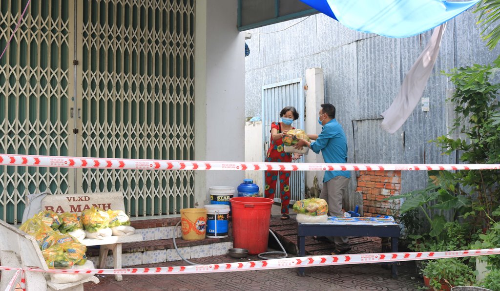 Công an TP. Long Xuyên trao quà cho các hộ dân sống ở nhà trọ