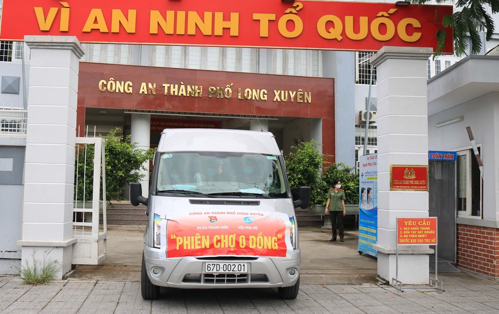 Công an TP. Long Xuyên trao quà cho các hộ dân sống ở nhà trọ