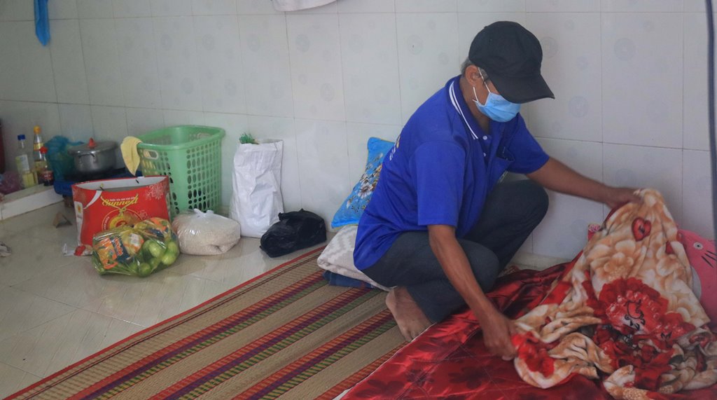Công an TP. Long Xuyên trao quà cho các hộ dân sống ở nhà trọ