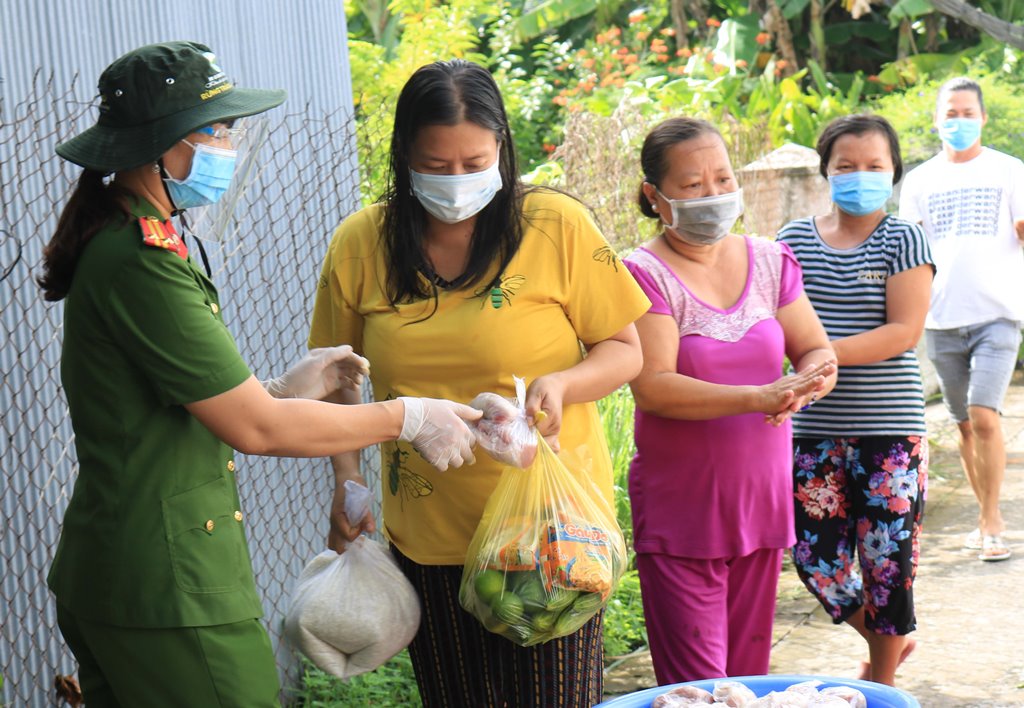 Công an TP. Long Xuyên trao quà cho các hộ dân sống ở nhà trọ