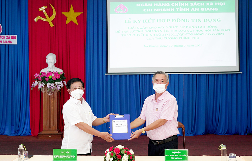 An Giang: Ký kết hợp đồng tín dụng và giải ngân cho vay cho 2 doanh nghiệp để trả lương ngừng việc, phục hồi sản xuất theo Quyết định 23/2021/QĐ-TTg của Thủ tướng Chính phủ