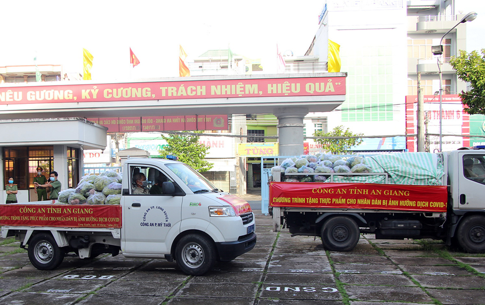 Công an tỉnh An Giang tặng lương thực, thực phẩm cho người dân gặp khó khăn ở các khu vực bị phong tỏa
