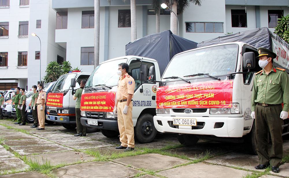 Công an tỉnh An Giang tặng lương thực, thực phẩm cho người dân gặp khó khăn ở các khu vực bị phong tỏa