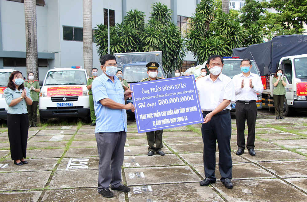 Công an tỉnh An Giang tặng lương thực, thực phẩm cho người dân gặp khó khăn ở các khu vực bị phong tỏa
