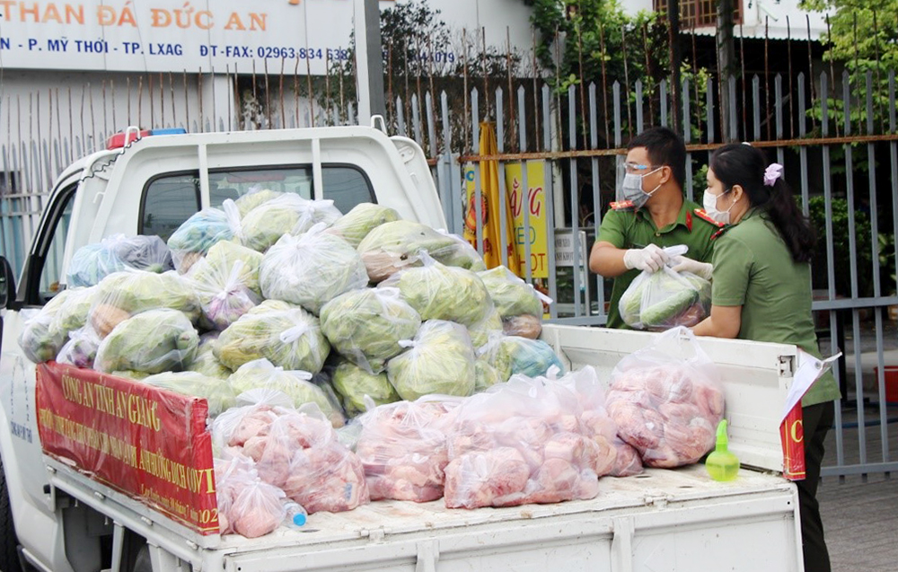 Công an tỉnh An Giang tặng lương thực, thực phẩm cho người dân gặp khó khăn ở các khu vực bị phong tỏa