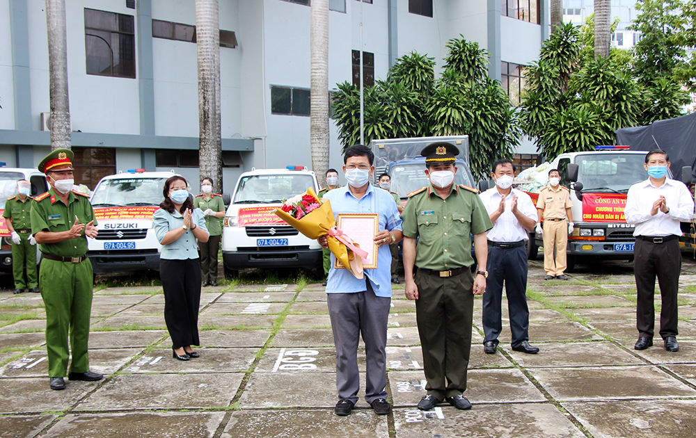 Công an tỉnh An Giang tặng lương thực, thực phẩm cho người dân gặp khó khăn ở các khu vực bị phong tỏa