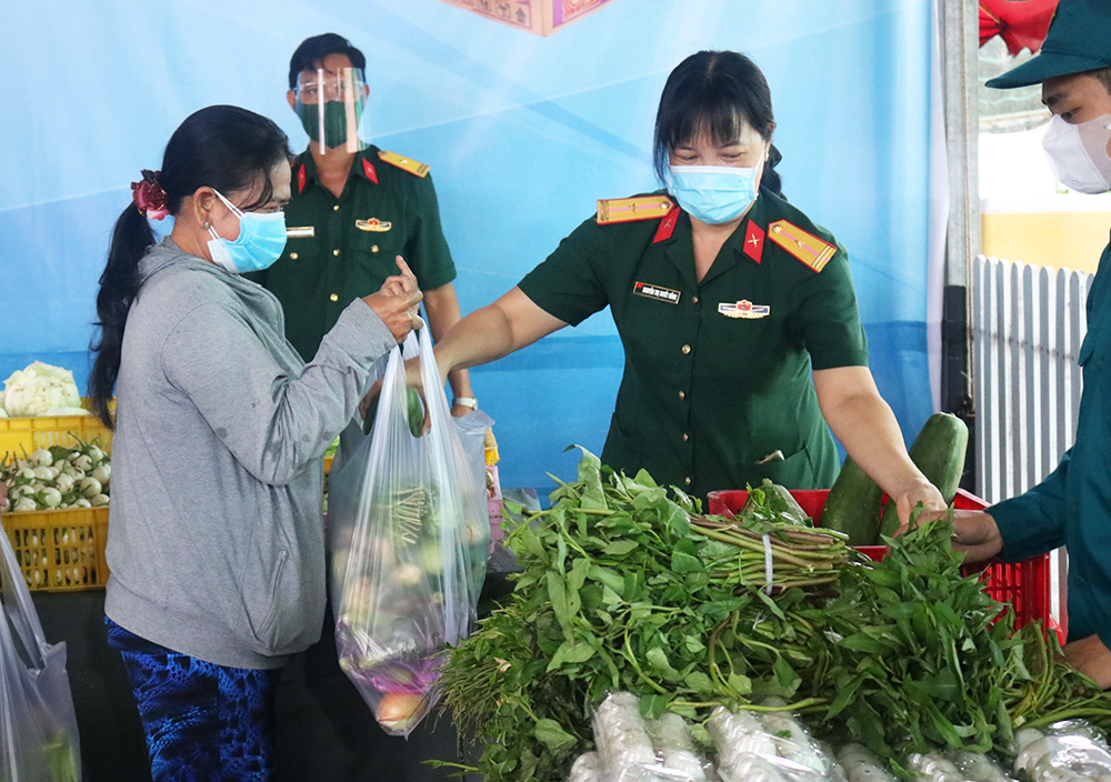 “Gian hàng 0 đồng” lực lượng vũ trang tỉnh An Giang trao hơn 2.500 suất quà sau 7 ngày hoạt động
