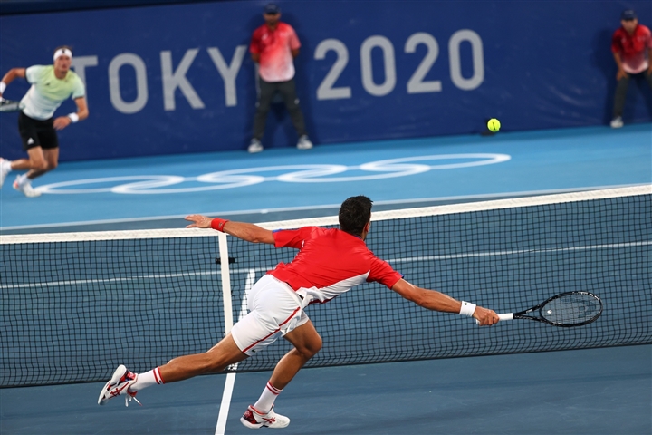 Thua sốc ở bán kết, Djokovic vỡ mộng vô địch Olympic Tokyo