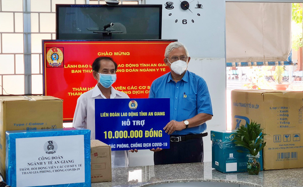Liên đoàn Lao động tỉnh An Giang thăm, tặng quà y, bác sĩ làm nhiệm vụ phòng, chống dịch COVID-19