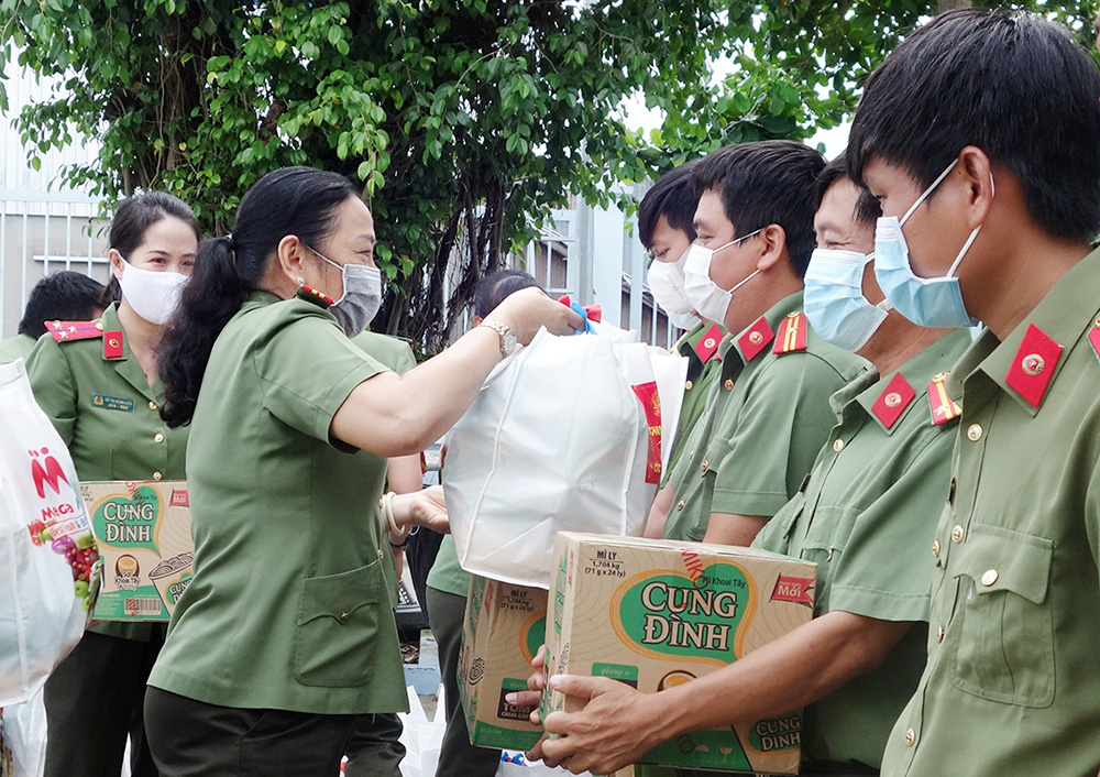 Thăm, tặng quà các chốt phòng, chống dịch trên tuyến biên giới ở Tịnh Biên
