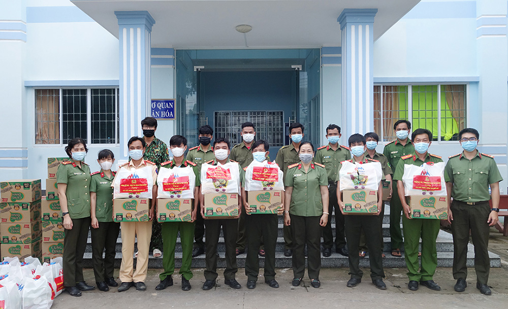 Thăm, tặng quà các chốt phòng, chống dịch trên tuyến biên giới ở Tịnh Biên