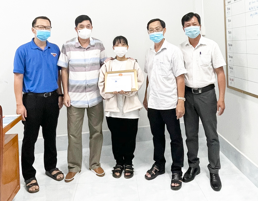 Thăm, khen thưởng tình nguyện viên bị thương khi làm nhiệm vụ phòng, chống dịch bệnh COVID-19