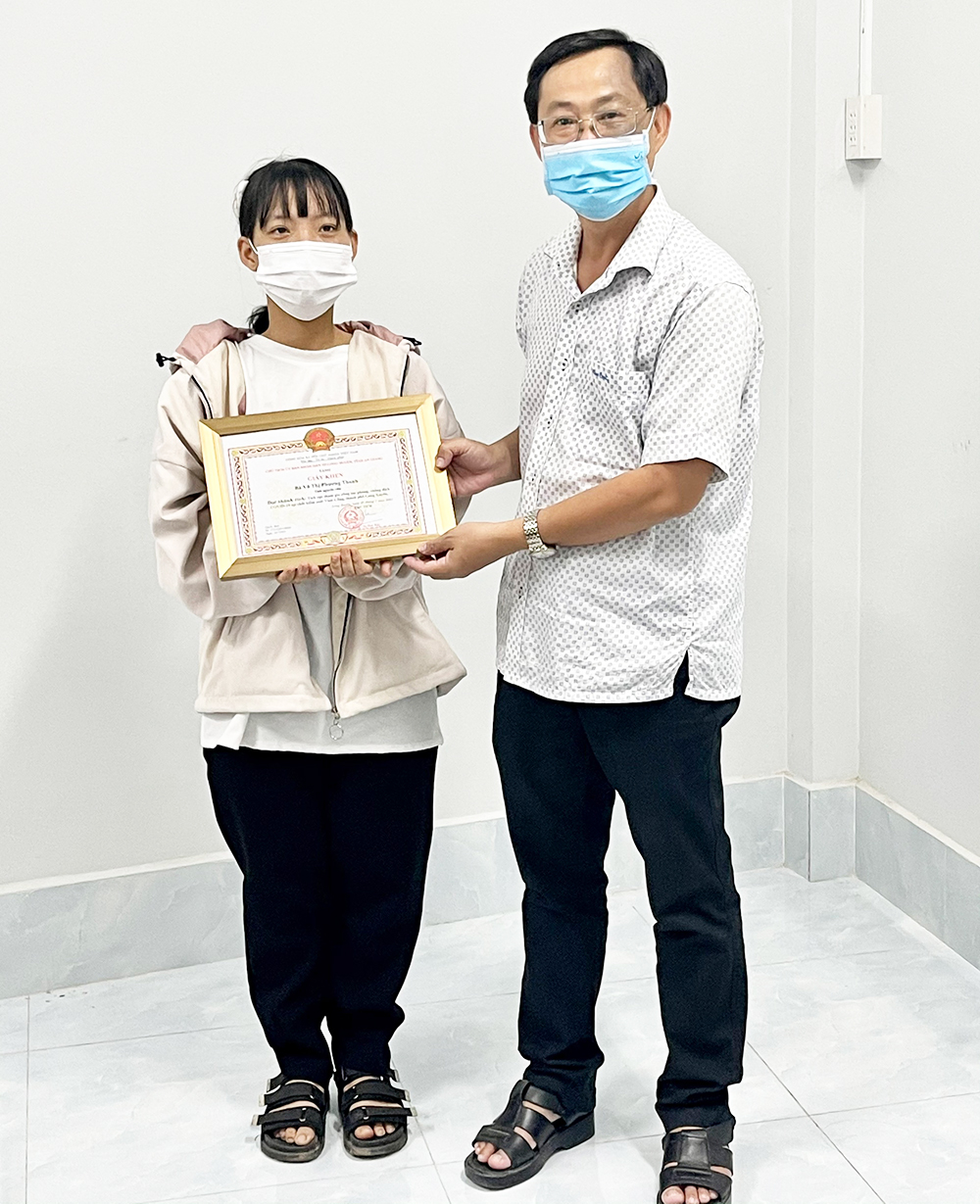 Thăm, khen thưởng tình nguyện viên bị thương khi làm nhiệm vụ phòng, chống dịch bệnh COVID-19