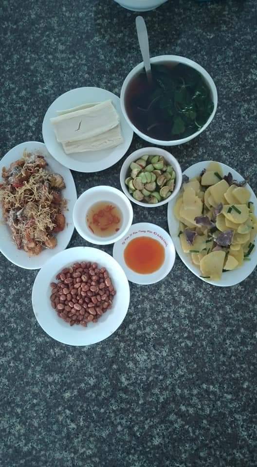 Mâm cơm ngày giãn cách: Đủ đầy hay sơ sài, ăn cùng nhau là điều may mắn nhất