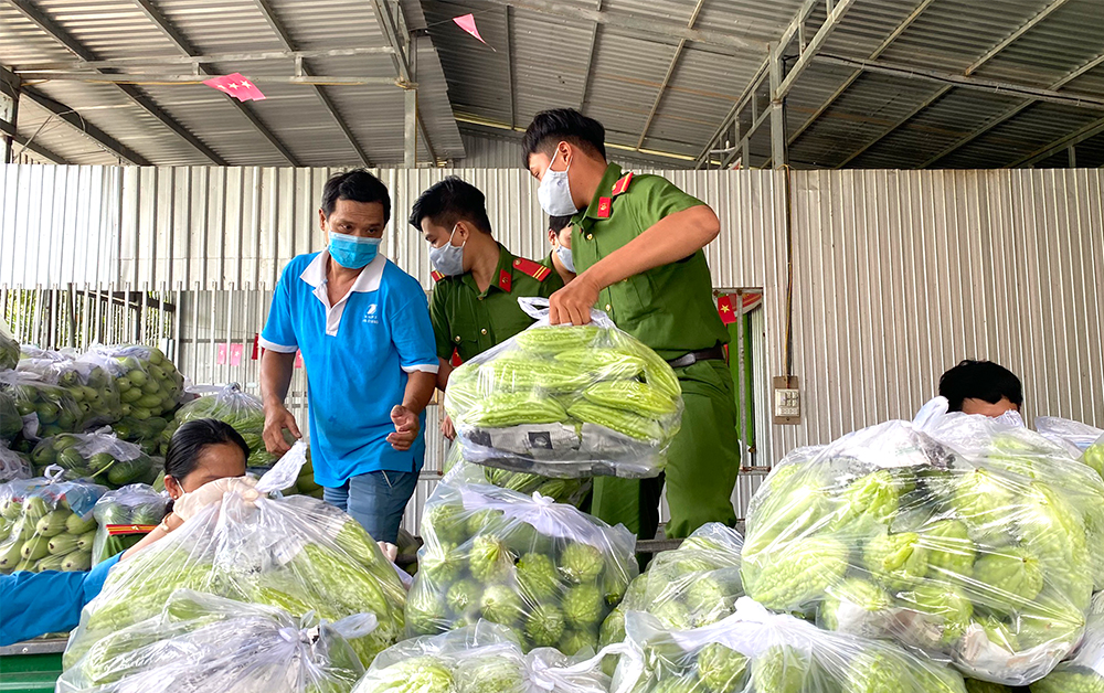Chợ Mới chung tay chia sẻ khó khăn với người dân