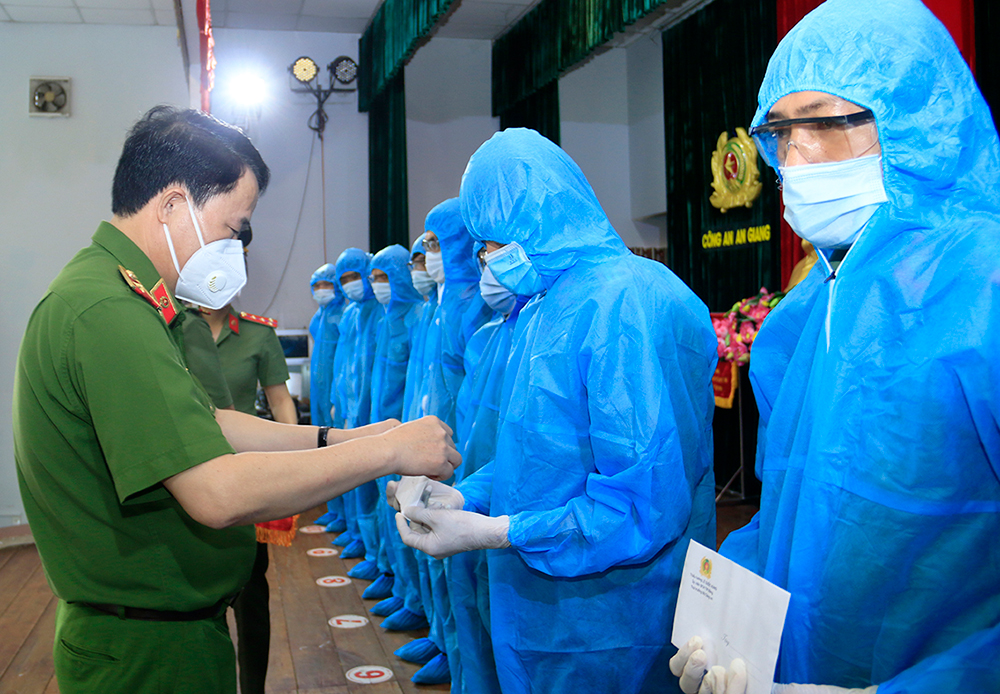 Thứ trưởng Bộ Công an Lê Quốc Hùng: An Giang đang là “vùng xanh” và đang ở “giai đoạn vàng”, nên phải quyết liệt hơn nữa và thực hiện đồng bộ các biện pháp, khoanh vùng, dập dịch