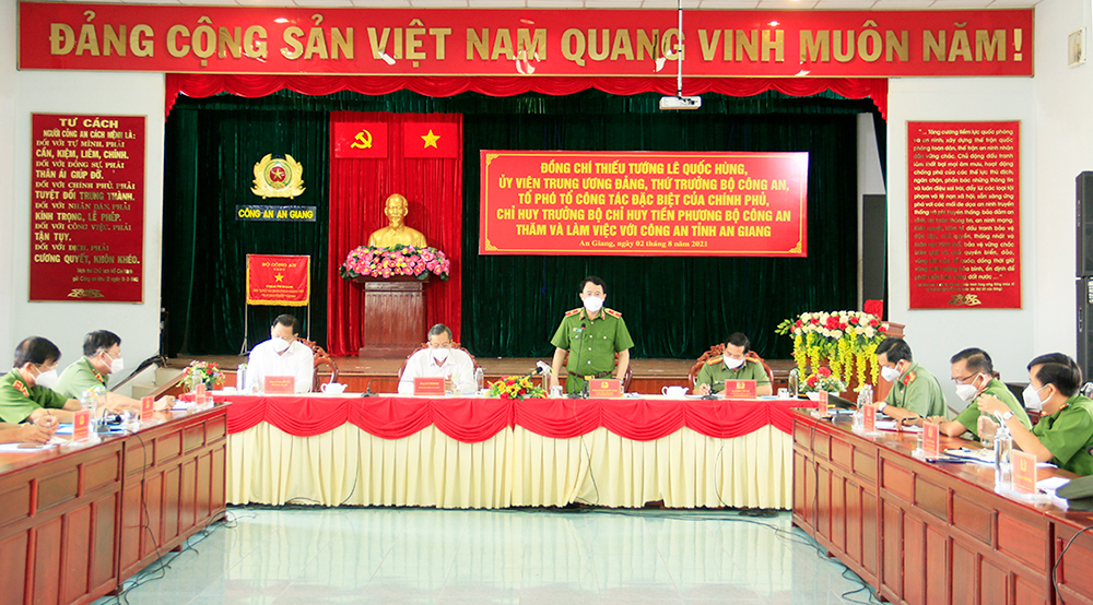 Thứ trưởng Bộ Công an Lê Quốc Hùng: An Giang đang là “vùng xanh” và đang ở “giai đoạn vàng”, nên phải quyết liệt hơn nữa và thực hiện đồng bộ các biện pháp, khoanh vùng, dập dịch