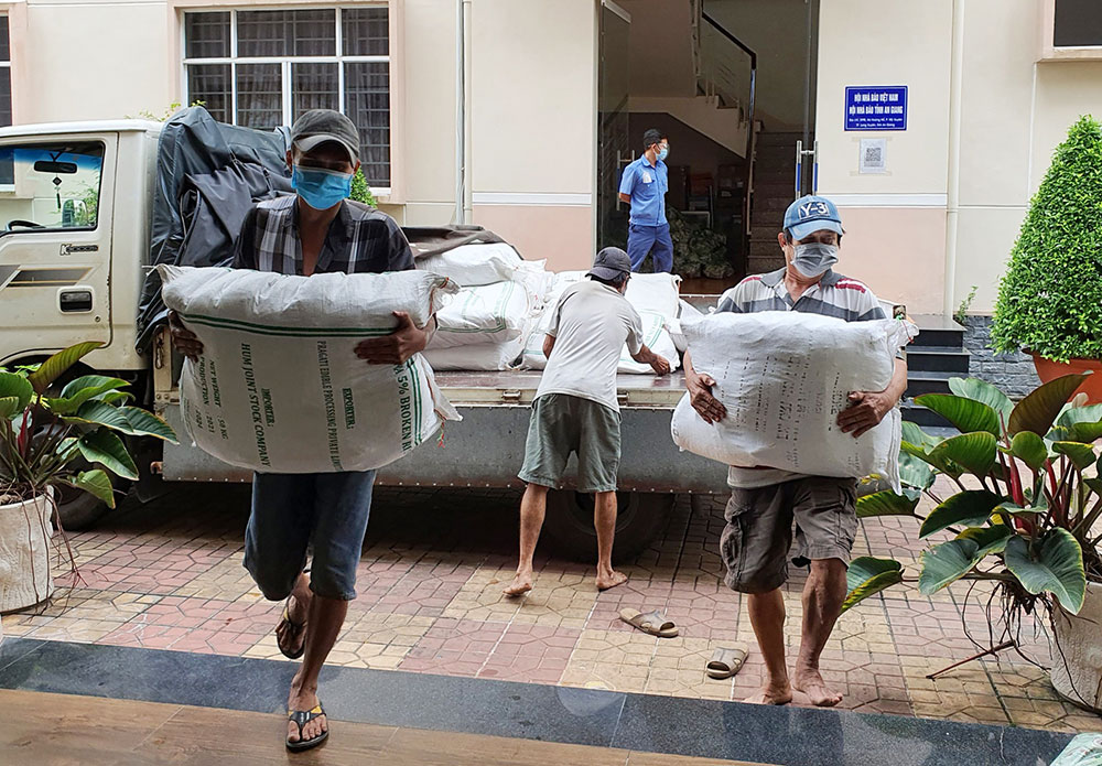 Báo An Giang tặng 300 phần quà cho người dân bị ảnh hưởng dịch bệnh COVID-19 trên địa bàn TP. Long Xuyên