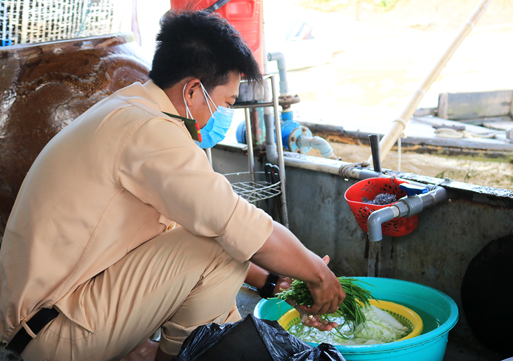Những chiến sĩ phòng, chống dịch trên sông