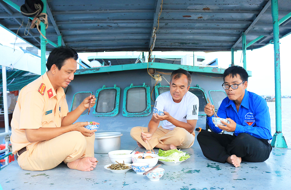 Những chiến sĩ phòng, chống dịch trên sông