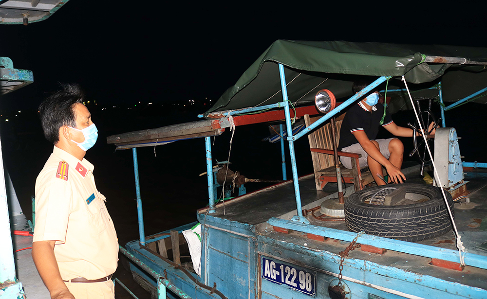 Những chiến sĩ phòng, chống dịch trên sông