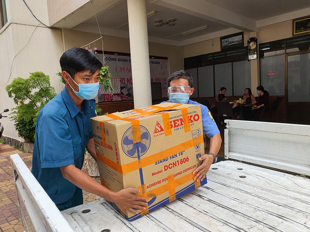 Báo An Giang tiếp tục tặng 2.000 trứng vịt cho người dân bị ảnh hưởng dịch bệnh COVID-19 trên địa bàn TP. Long Xuyên