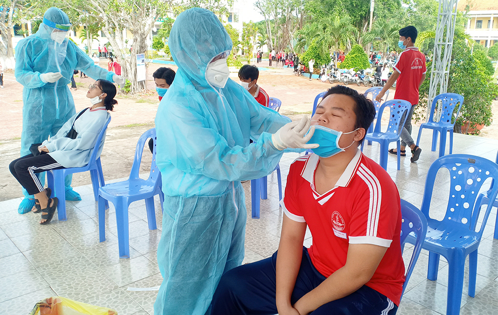 Lấy mẫu xét nghiệm Realtime RT-PCR các thí sinh tham dự kỳ thi tốt nghiệp THPT 2021 đợt 2 tại huyện Châu Phú