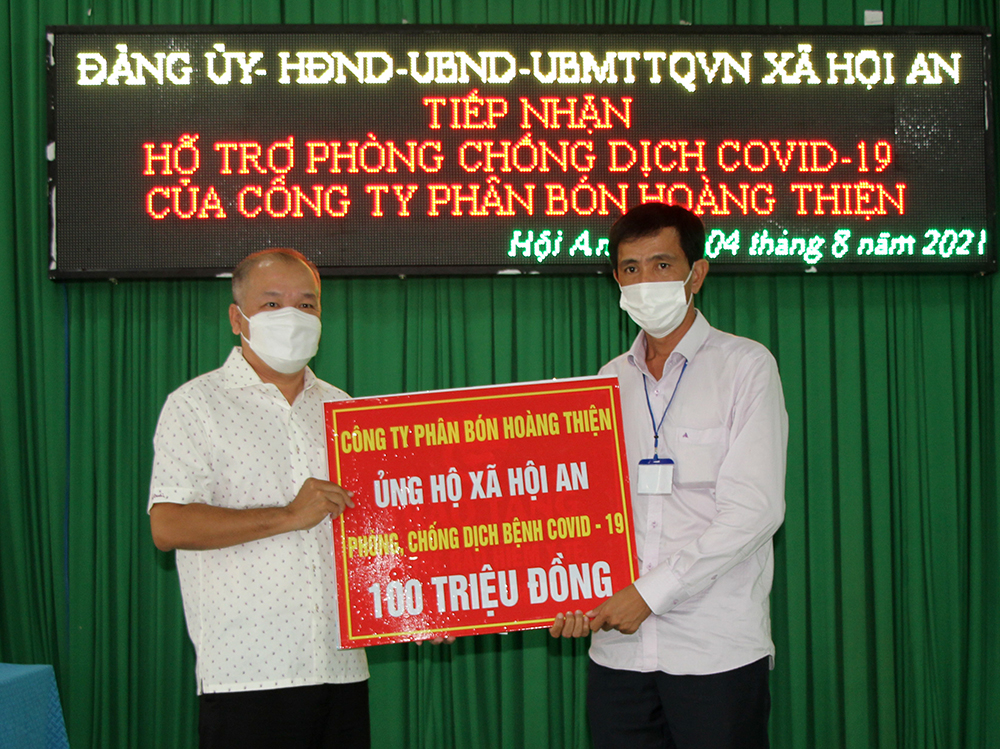 Đảng ủy Khối Cơ quan và Doanh nghiệp An Giang cùng các đơn vị tài trợ trao 200 triệu đồng hỗ trợ người dân huyện Chợ Mới phòng, chống dịch COVID-19