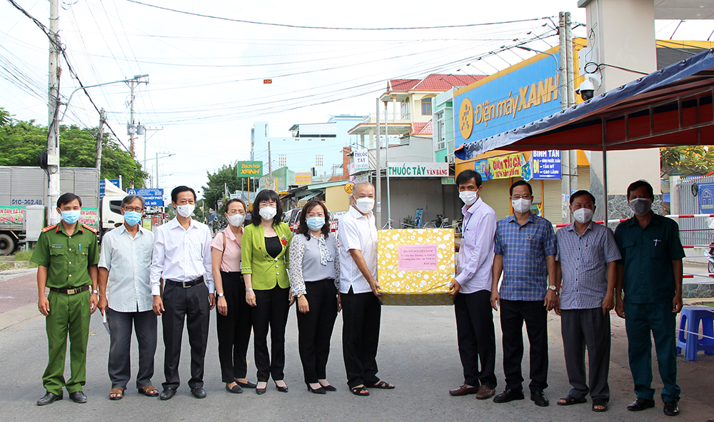 Đảng ủy Khối Cơ quan và Doanh nghiệp An Giang cùng các đơn vị tài trợ trao 200 triệu đồng hỗ trợ người dân huyện Chợ Mới phòng, chống dịch COVID-19