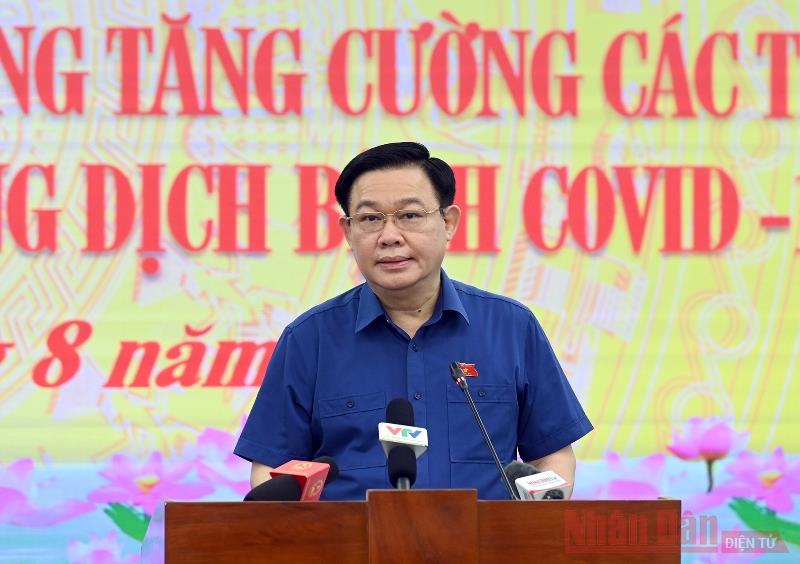 Chủ tịch Quốc hội Vương Đình Huệ: Đội ngũ cán bộ y tế xông pha tuyến đầu vì nhân dân, quốc gia, dân tộc
