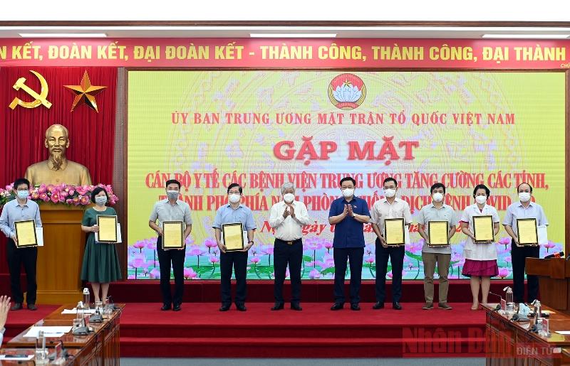 Chủ tịch Quốc hội Vương Đình Huệ: Đội ngũ cán bộ y tế xông pha tuyến đầu vì nhân dân, quốc gia, dân tộc