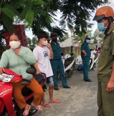 Công an Phú Tân tạm giữ phụ nữ chống người thi hành công vụ