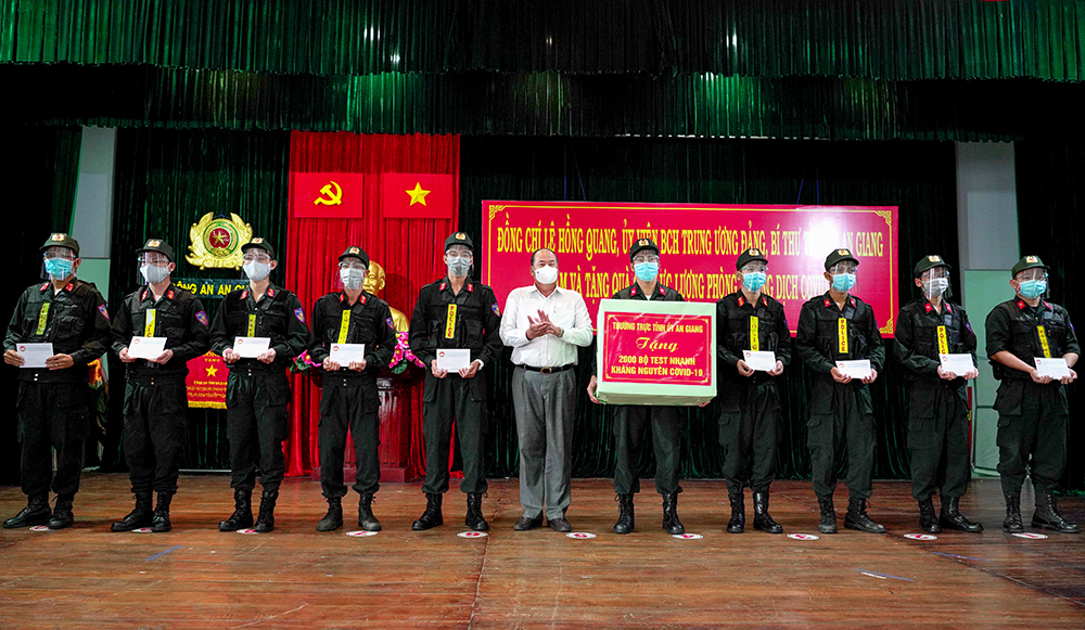 Lãnh đạo tỉnh An Giang thăm, tặng quà lực lượng công an làm nhiệm vụ phòng, chống dịch COVID-19