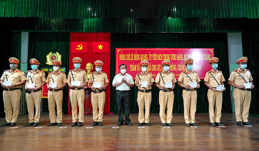 Lãnh đạo tỉnh An Giang thăm, tặng quà lực lượng công an làm nhiệm vụ phòng, chống dịch COVID-19