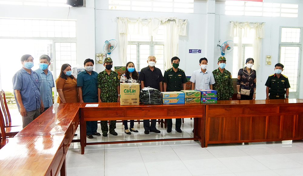“Tiếp sức” lực lượng chống dịch huyện Tri Tôn