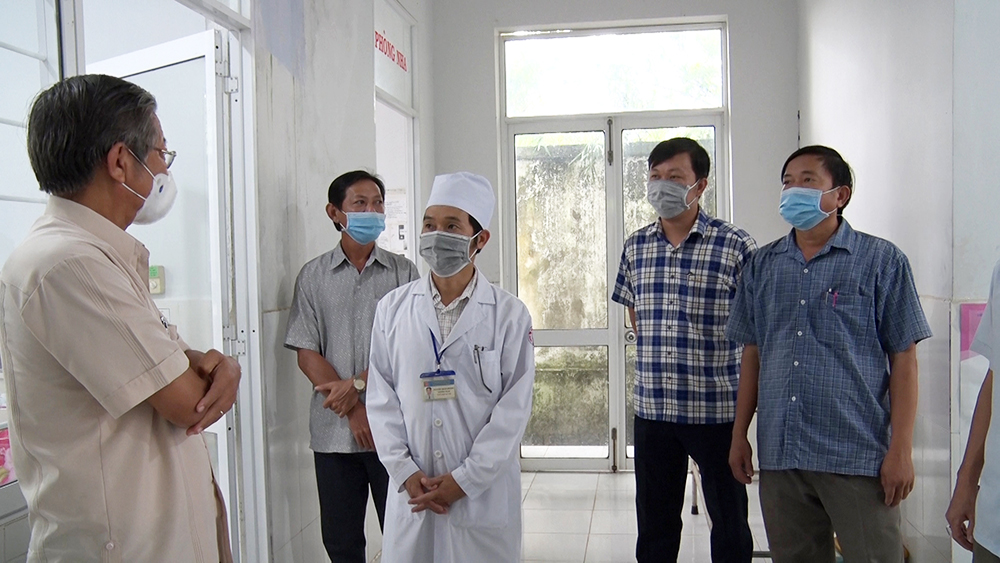 Bí thư Huyện ủy Tri Tôn Cao Quang Liêm động viên lực lượng y tế chống dịch