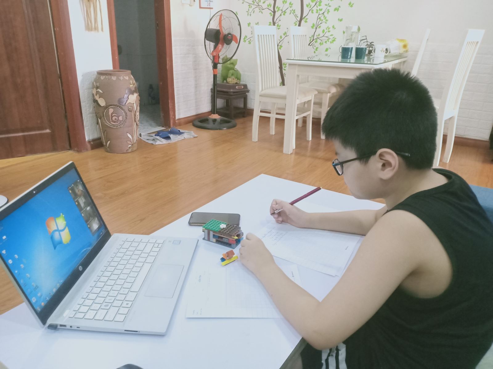 Bộ Giáo dục và Đào tạo đề nghị giữ ổn định mức học phí năm học mới trong bối cảnh dịch COVID-19