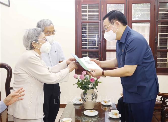 Chủ tịch Quốc hội Vương Đình Huệ thắp hương tưởng niệm đồng chí Lê Quang Đạo
