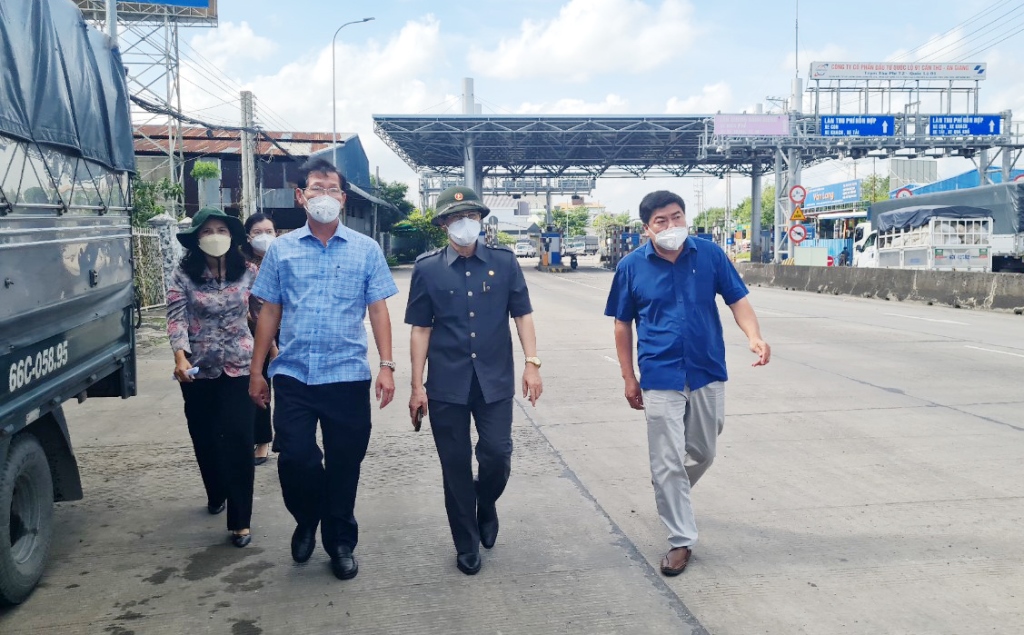 Bí thư Tỉnh ủy An Giang Lê Hồng Quang thăm, kiểm tra chốt kiểm soát dịch COVID-19 cửa ngõ TP. Long Xuyên